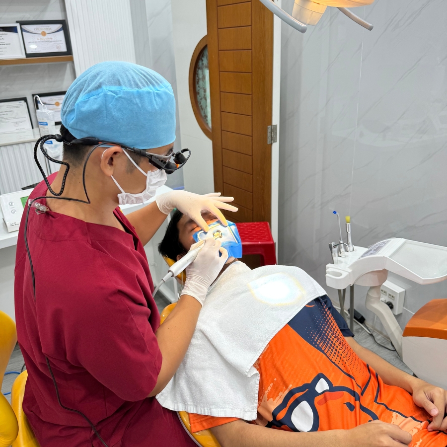 Bác Sĩ Đặng Quốc Sỹ Điều trị nha khoa 