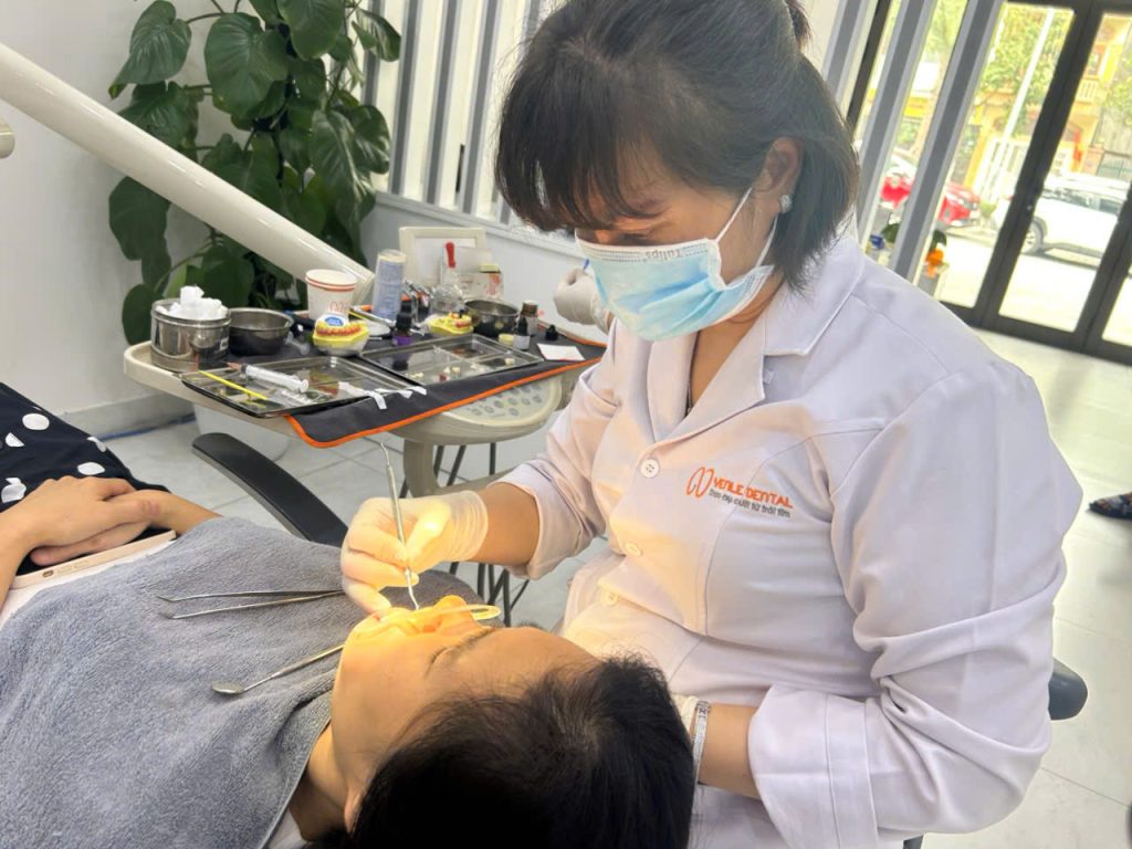 Bác sĩ Yến trong công việc